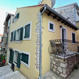 Yellow House Apartman